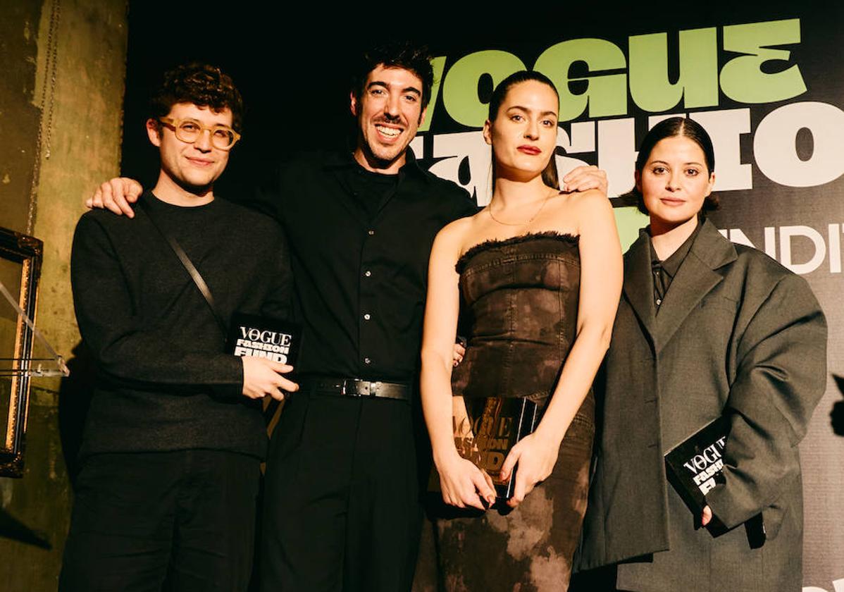 Sonia Carrasco, a la derecha, junto a Pepa Salazar y los diseñadores detrás de la firma Habey Club, David Salvador y Javier Zunzunegui.