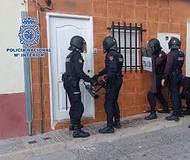 Los agentes entran en una de las viviendas del clan.