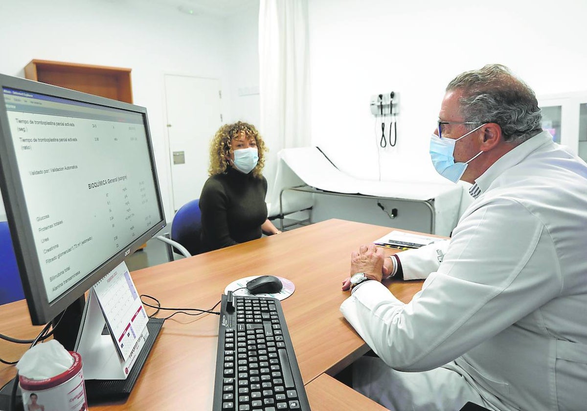 Un médico atiende a una paciente en un centro de salud.