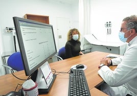 Un médico atiende a una paciente en un centro de salud.