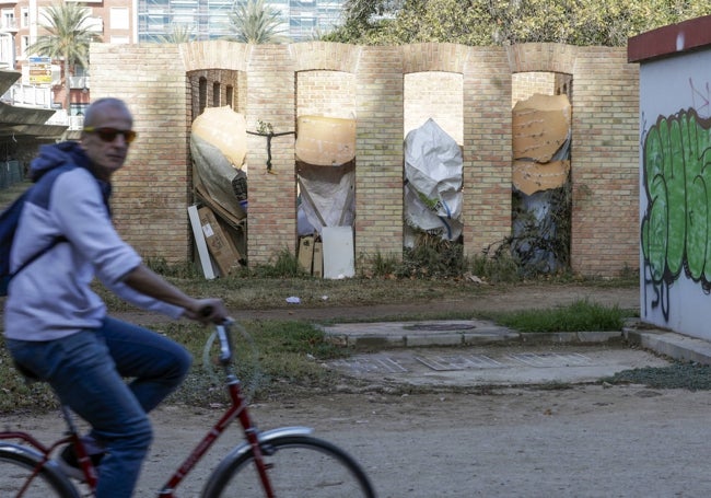 La escultura de Per Kirkeby es el refugio de dos personas sin hogar.