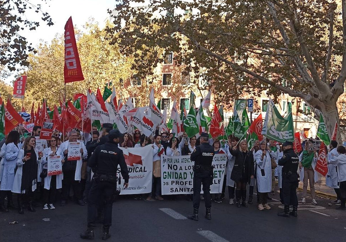 Sanitarios protestan ante la conselleria el 27 de noviembre.