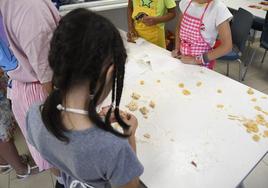 Varios niños realizan un curso de cocina en una imagen de archivo.