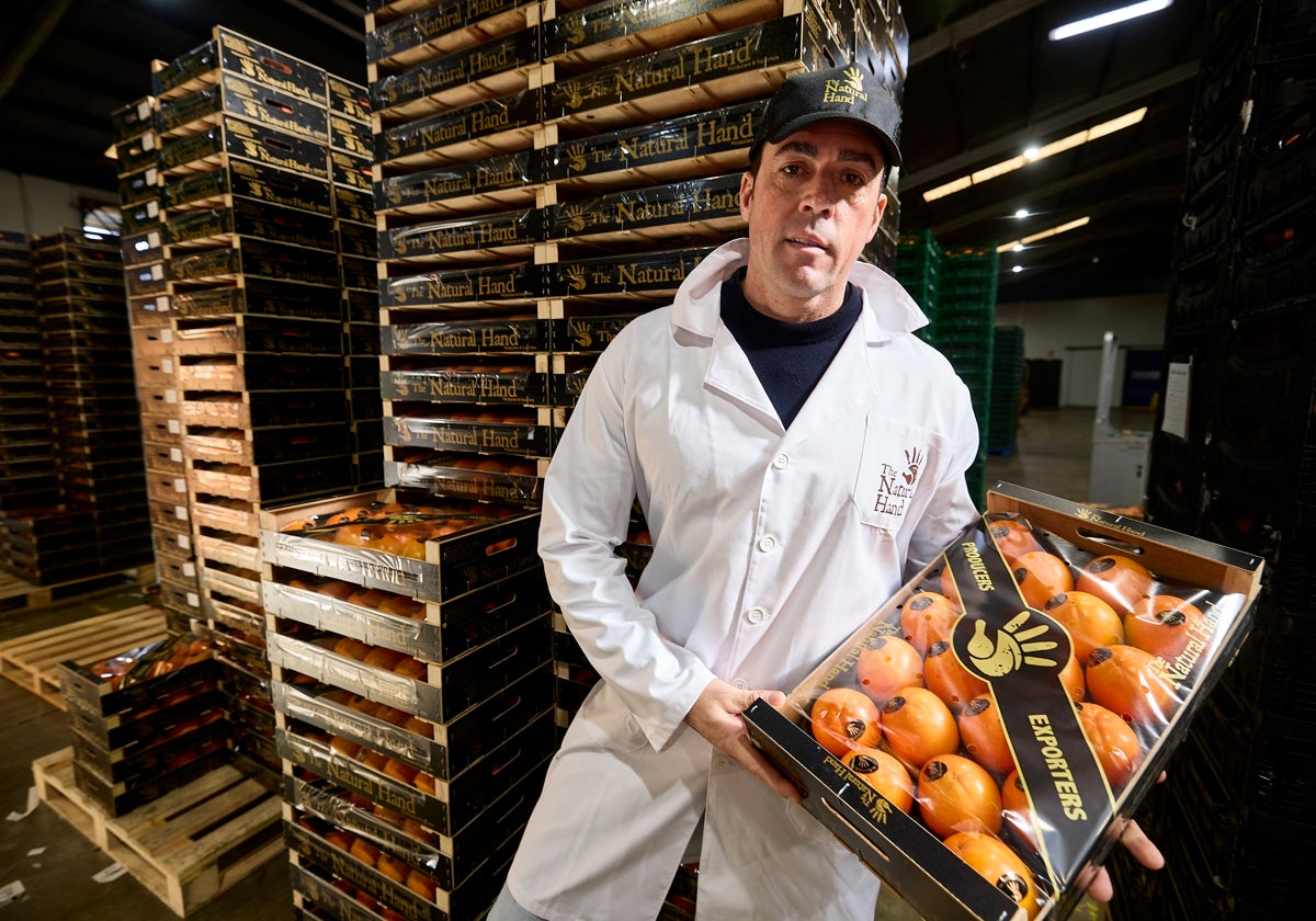 Juan Carlos Martínez, CEO de The Natural Hand, con el producto en la sede de Albal.