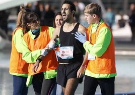 Un maratoniano a su llegada a meta en Valencia.