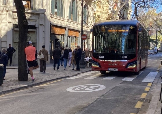 Autobús de la EMT de la línea C-1 que llega a la plaza del Ayuntamiento.