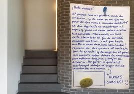 La curiosa nota colgada en un portal de San Sebastián.