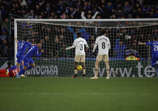 El Getafe celebra el gol de la victoria ante la impotencia de Mosquera y Javi Guerra.