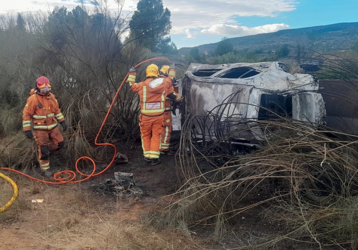 Los bomberos han sofocado el fuego del vehículo incendiado.