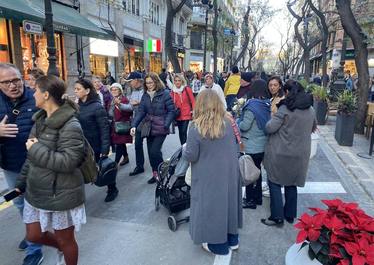 Imagen secundaria 1 - Cortes de tráfico en la calle de la Paz, y zona llena de peatones en la calle San Vicente.