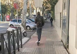 Conducir con patinete eléctrico por la acera está prohibido.