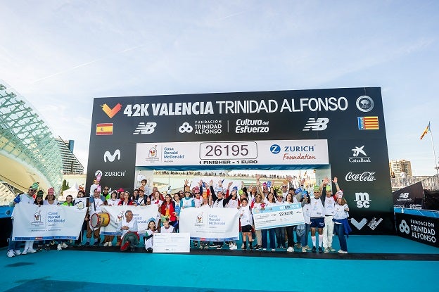 Equipo de voluntariado de la Casa Ronald McDonald de Valencia en la meta del Maratón.