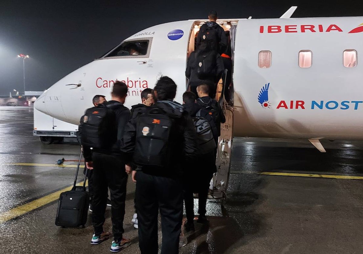 La expedición del Valencia Basket sube al avión en el aeropuerto de Lyon.