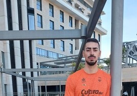 Josep Puerto posa en el hotel de concentración del Valencia Basket en Murcia.