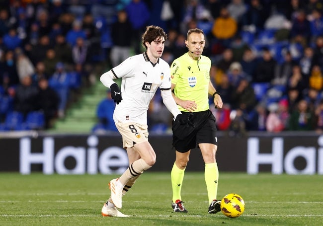 Javi Guerra, ante Cuadra Fernández, quien le expulsaría en el minuto 88 del partido.