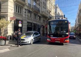 Tráfico en la calle de la Paz este sábado en Valencia.