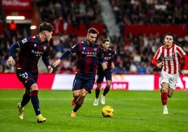 Clemente conduce el balón en El Molinón.