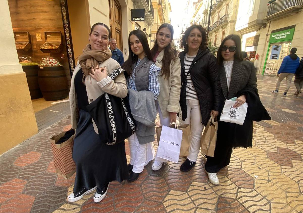 Imagen principal - María Lucas, Marina Casany, Celia Cárcel, Pepa Rocher y Lucía Cárcel, arriba; y Eva Requena, Mar Tello y María Vela, de compras.