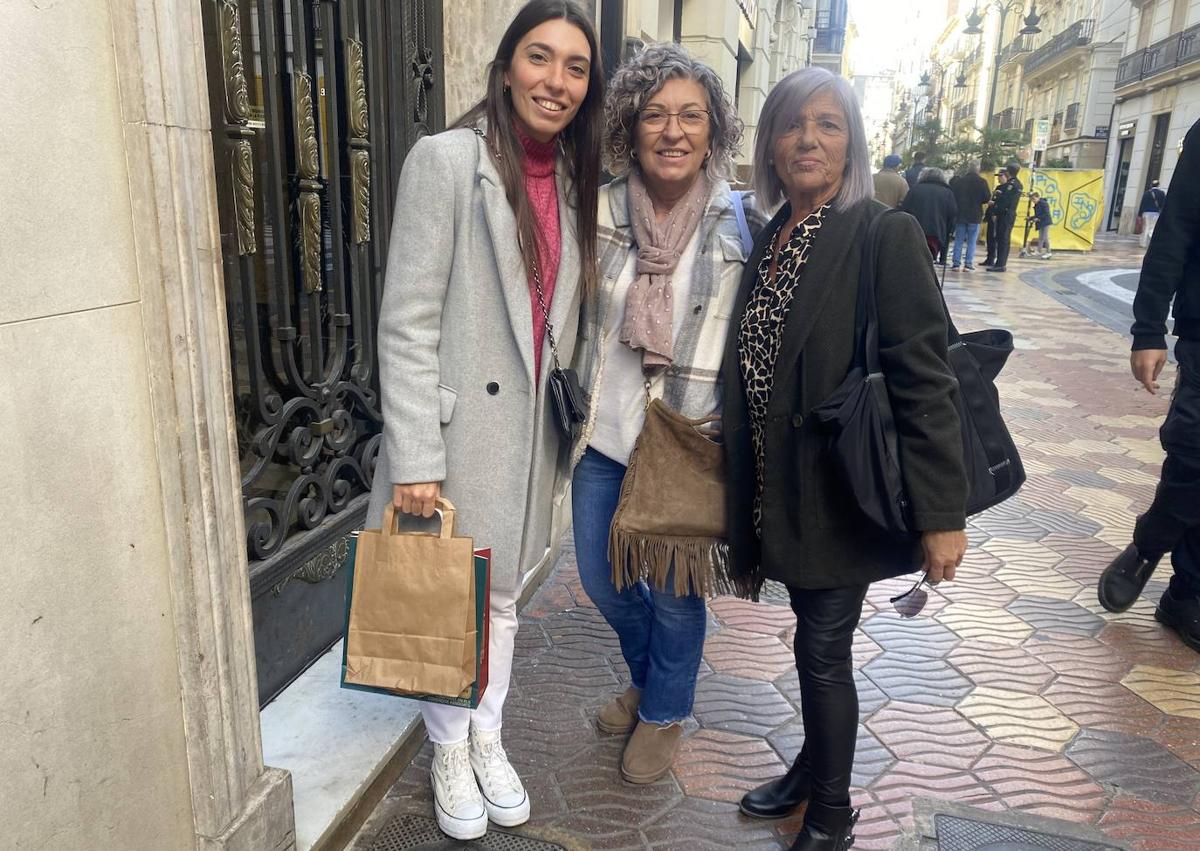 Imagen secundaria 1 - María Lucas, Marina Casany, Celia Cárcel, Pepa Rocher y Lucía Cárcel, arriba; y Eva Requena, Mar Tello y María Vela, de compras.