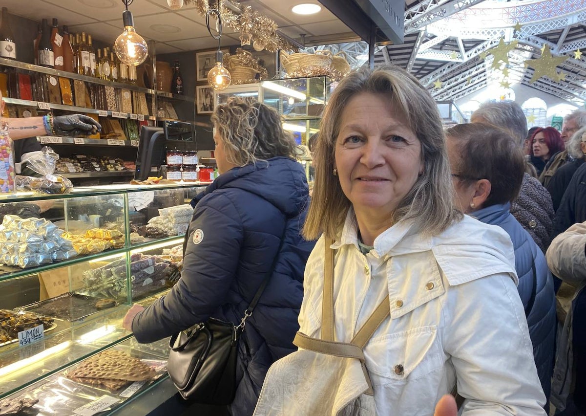 Imagen secundaria 1 - Iván Aránega, Paz Lázaro y Karin Rudocas; Rosa Ruiz y Jorge Aspas, en el Mercado Central.