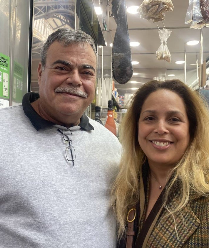 Imagen secundaria 2 - Plaza del Mercado, interior del Mercado Central y clientes como Leonel y Jenny Hernández.