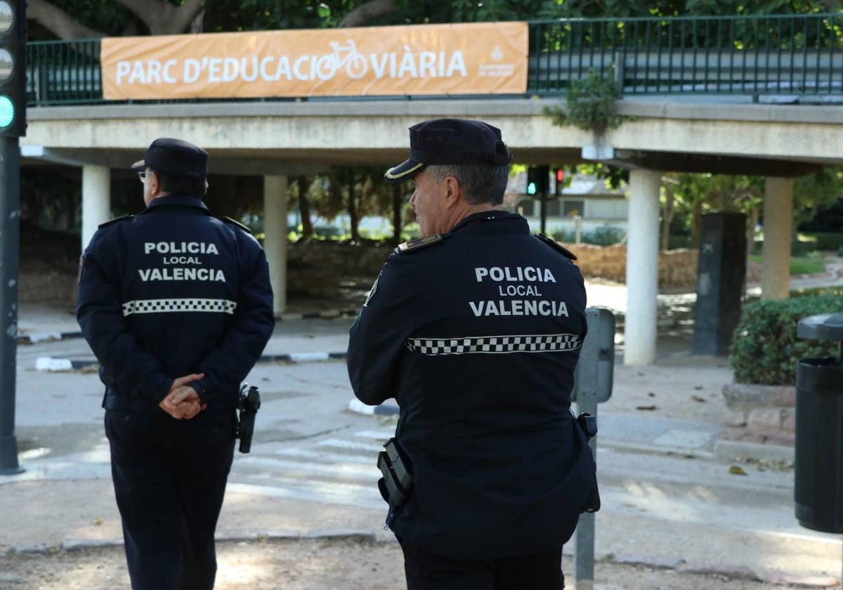 Agentes de la Policía Local de Valencia, en el parque de Viveros.