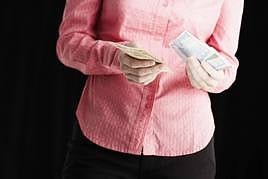 Imagen de archivo de una persona con billetes.