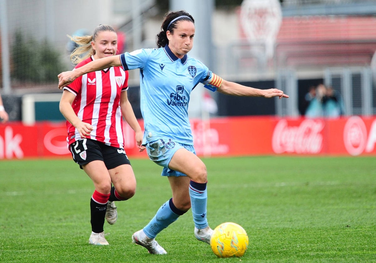 Alharilla conduce el balón durante el partido ante el Athletic.