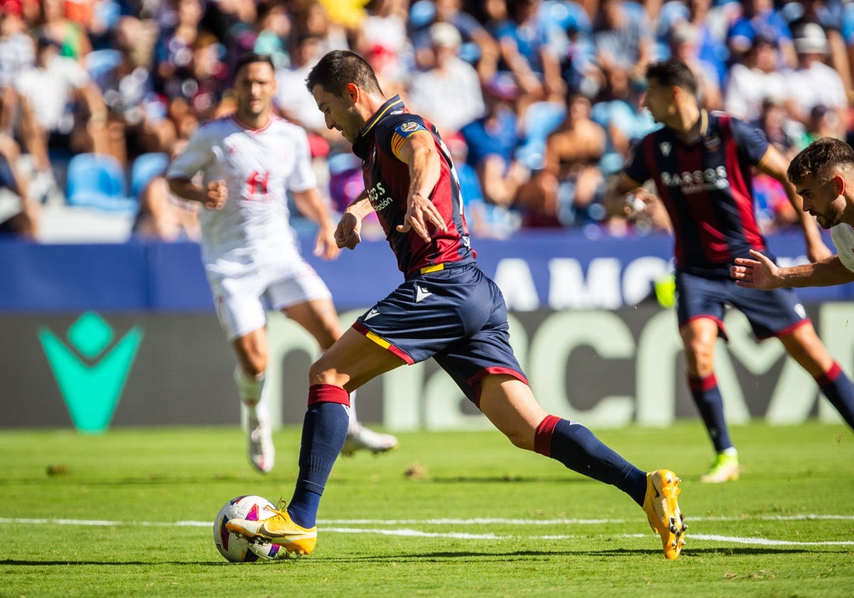 El capitán del Levante, Sergio Postigo, conduce el balón.