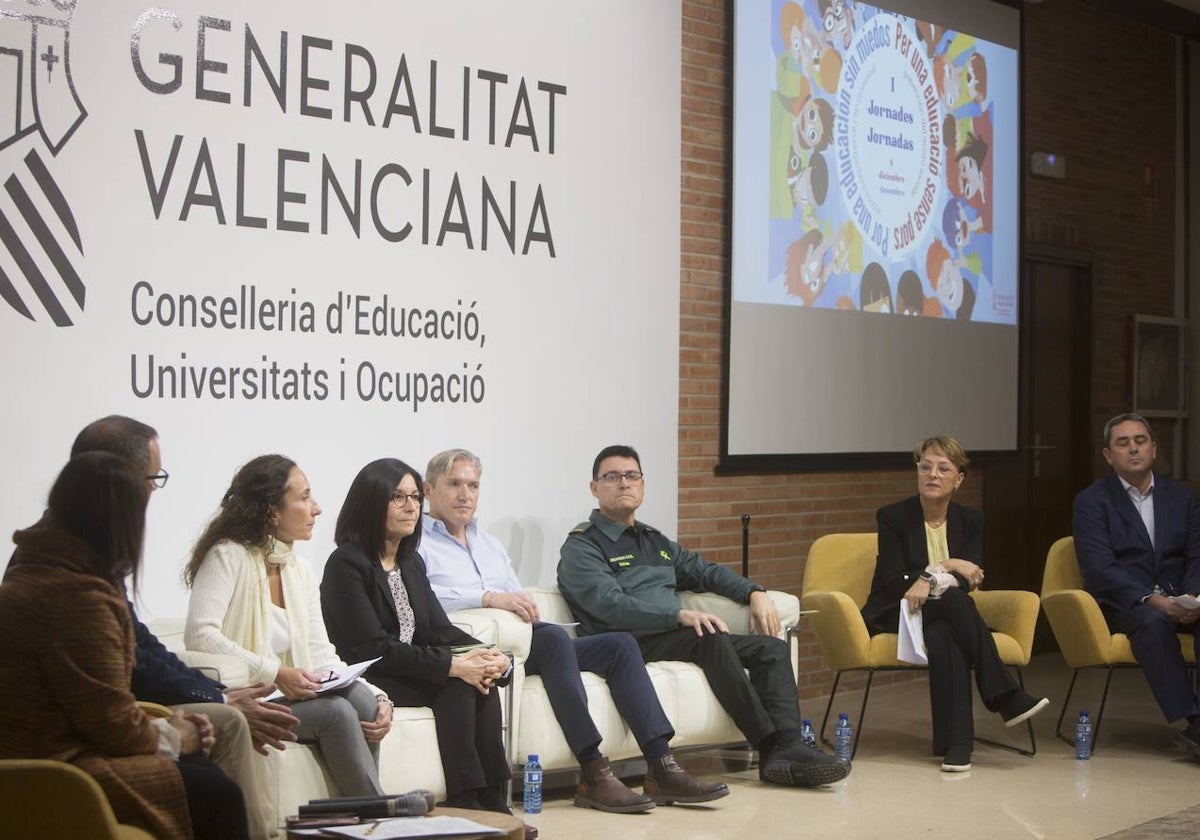 Mesa redonda sobre el uso de los móviles organizada por Educación.