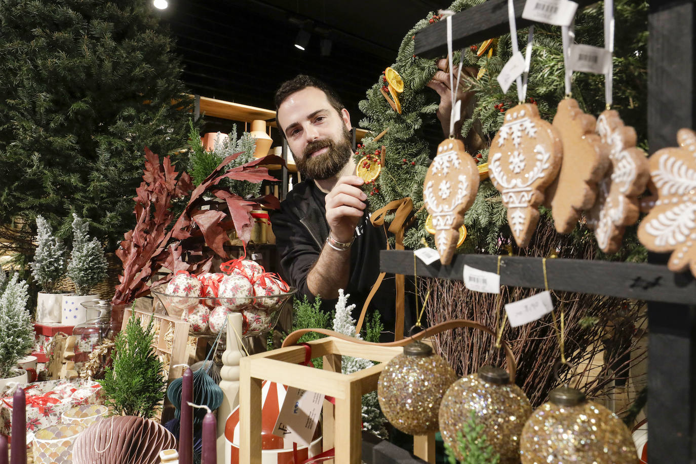 Josep Artés, en su floristería Absoluta Flora, en la calle Murillo.