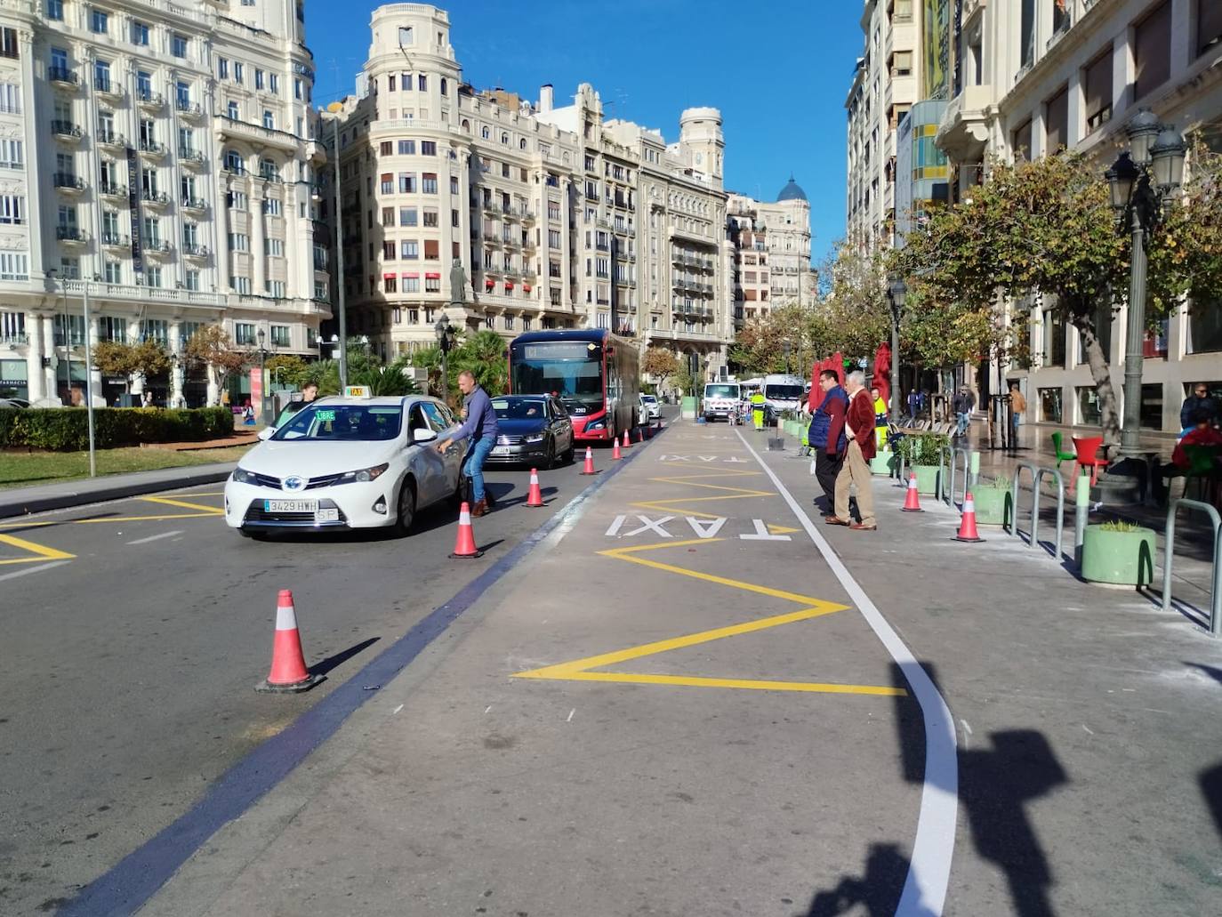 Las nuevas líneas de autobús llegan a la plaza del Ayuntamiento de Valencia