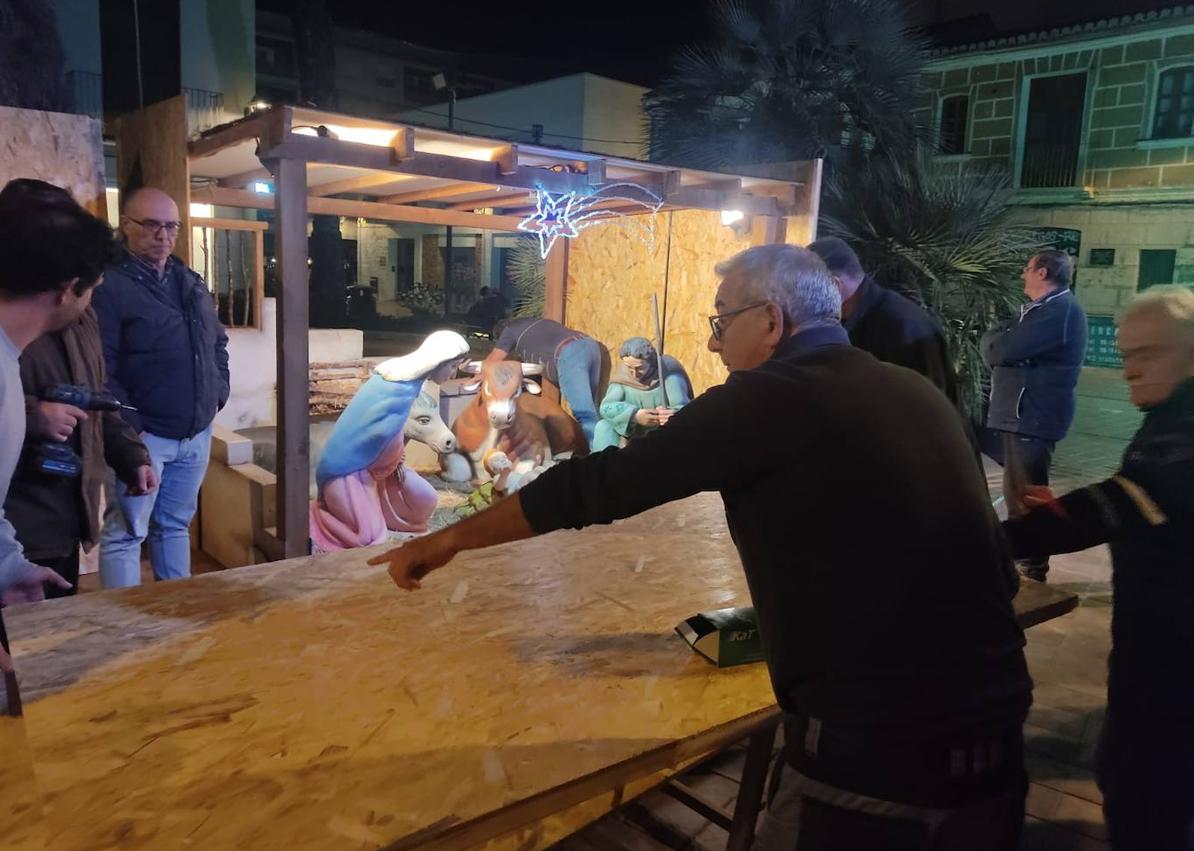 Imagen secundaria 1 - Blindaje del belén de Benimaclet durante la noche.