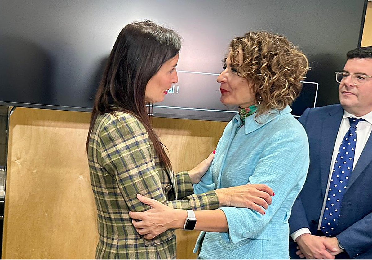 Ruth Merino saluda a María Jesús Montero, al inicio del CPFF.