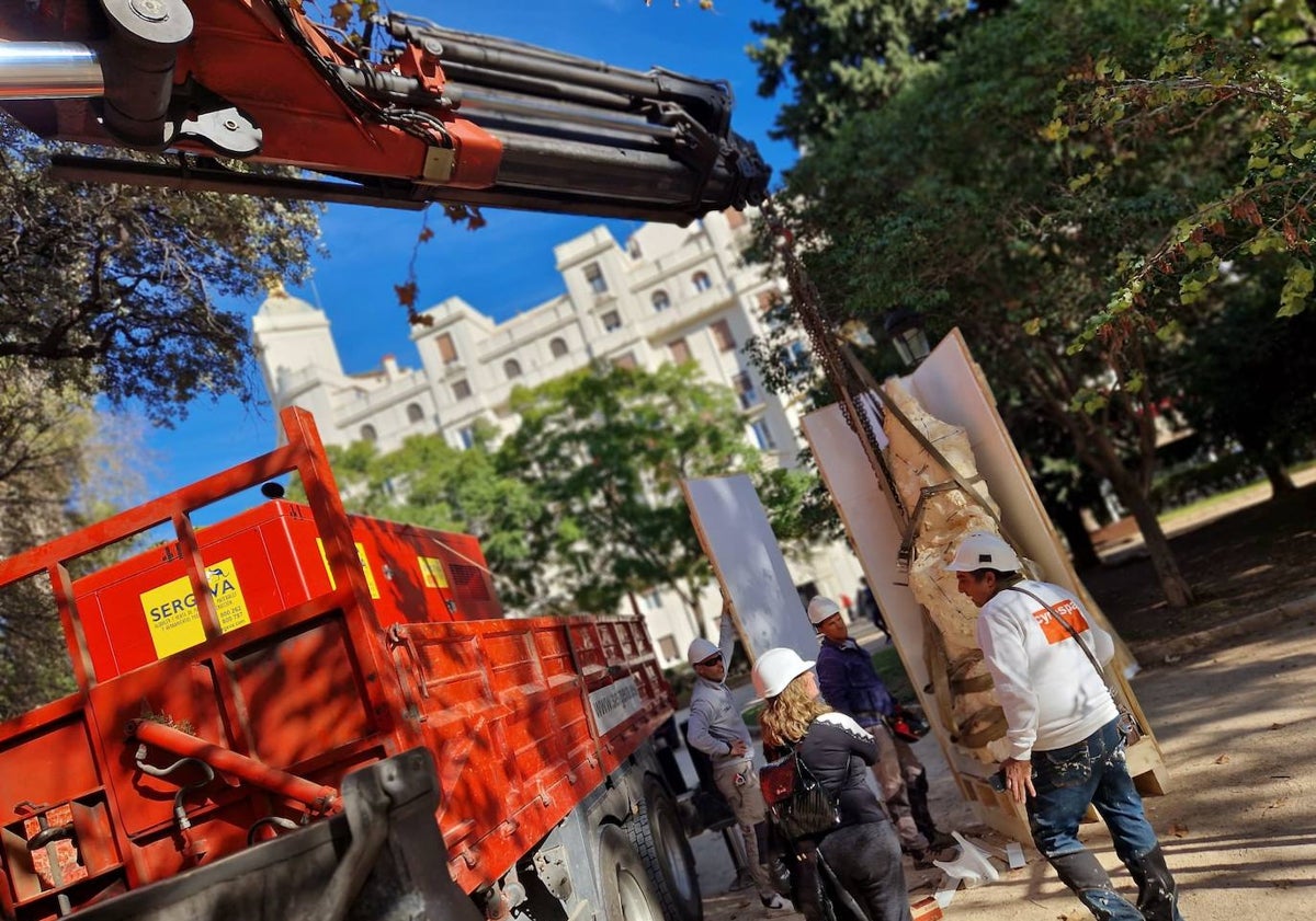 Imagen principal - Protección y proceso de retirada del Tritón de los jardines de la Glorieta.