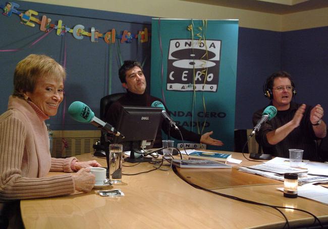 Guillermo Fesser (c) y Juan Luis Cano (d), Gomaespuma, entrevistan a la que fuera vicepresidenta primera del Gobierno, María Teresa Fernández de la Vega, en 2006.