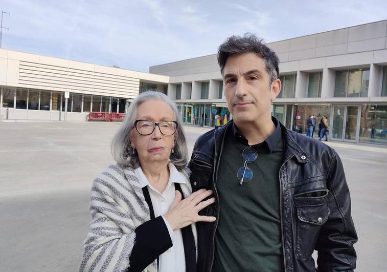 La madre de Itziar Castro, Lucía Rivadulla, y el director Frankie de Leonardis posan a su llegada al velatorio de la actriz.