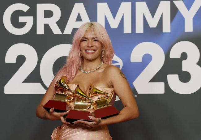 La cantante Karol G posa con sus tres premios Latin Grammy 2023, certamen celebrado este año en Sevilla.