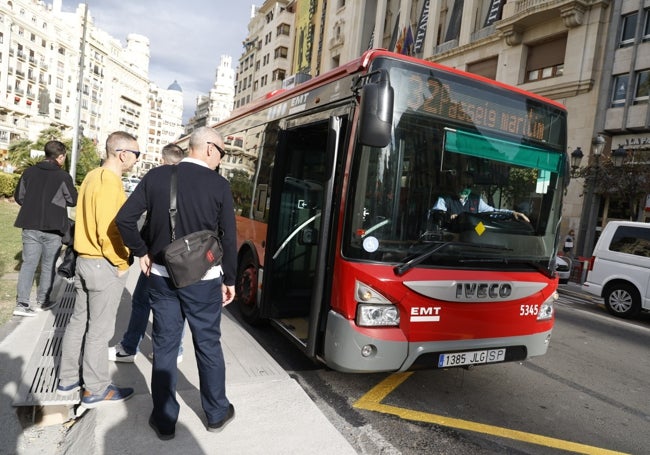 Un autobús de la línea 32, en la nueva parada de la plaza del Ayuntamiento.
