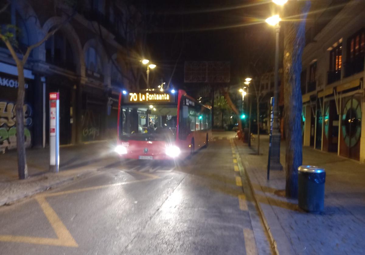 Las nuevas líneas de autobús llegan a la plaza del Ayuntamiento de Valencia