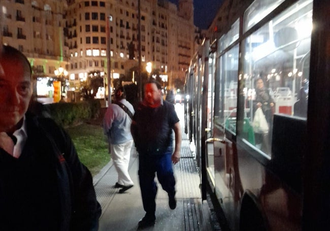 Los primeros viajeros bajan en la plaza del Ayuntamiento.