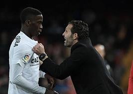 Baraja agarra a Ilaix Moriba durante el partido en Mestalla ante la Real Sociedad.