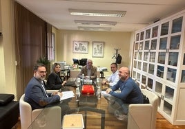 Momento de la reunión entre los responsables municipales y de la Conselleria.