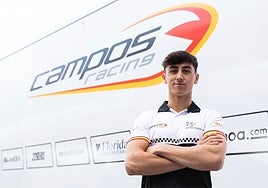 Mari Boya posando con la camiseta y logo de Campos Racing.