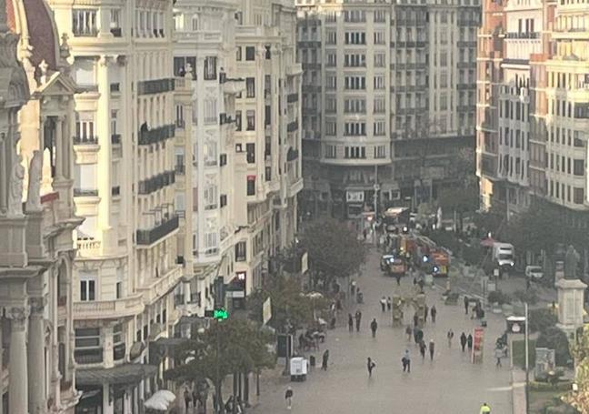 Los bomberos acuden a sofocar el incendio.
