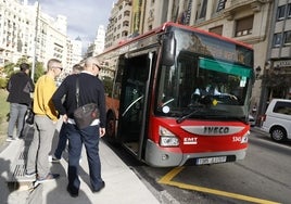 Uno de los autobuses que volvía al centro, este martes.