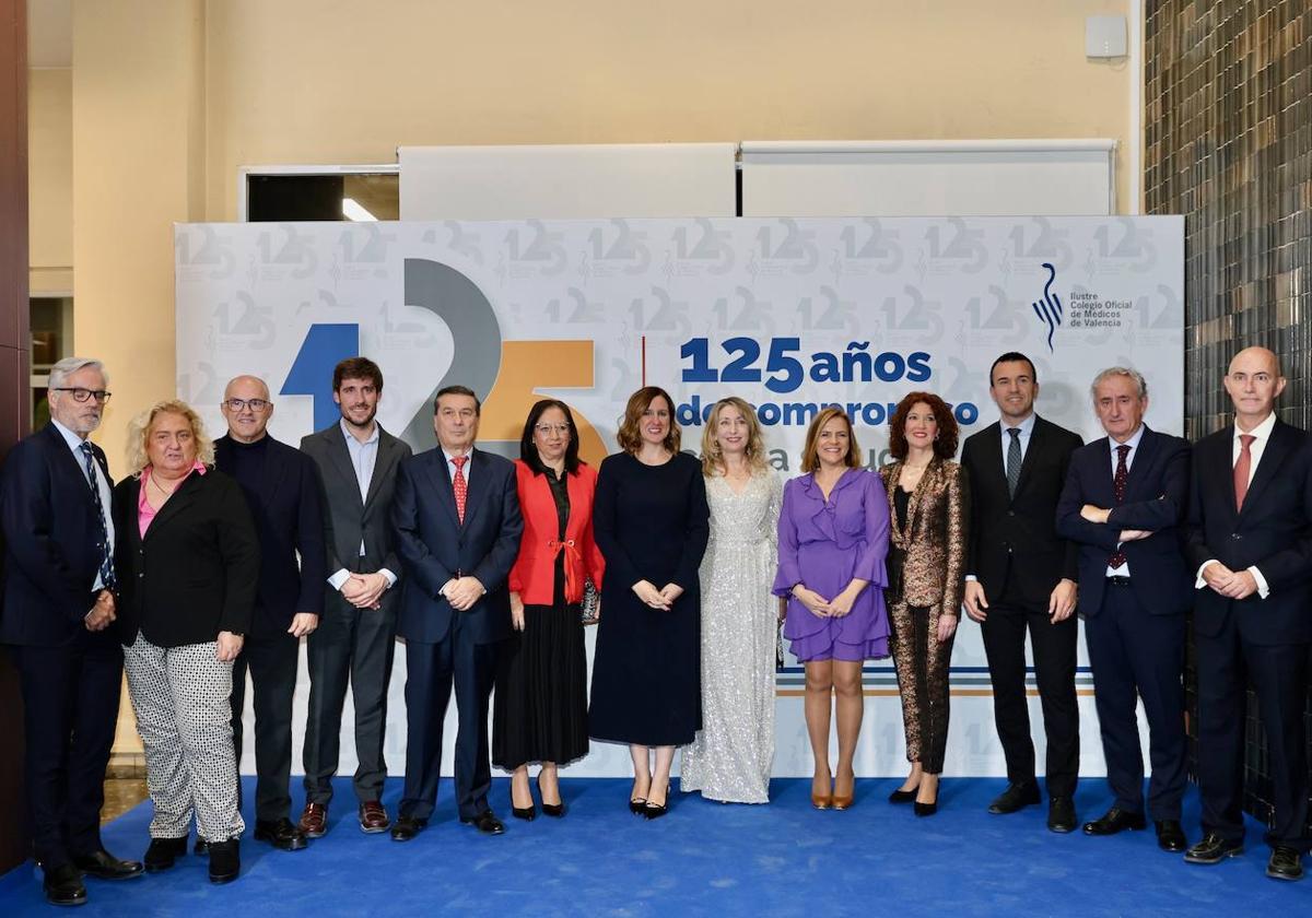 Representantes de las instituciones valencianas han acudido a la cita.