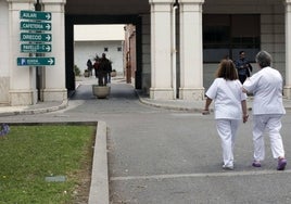 Dos sanitarias en la zona exterior del hospital General de Valencia.