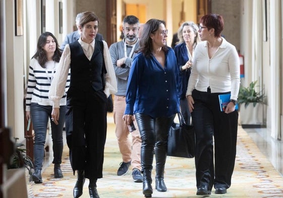 Miembros del grupo parlamentario Sumar, con la portavoz adjunta Àgueda Micó a la derecha, ayer en el Congreso.