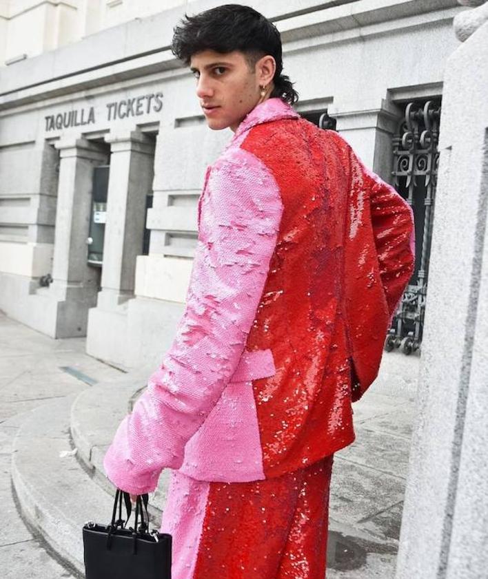 Imagen secundaria 2 - Arriba, propuesta de Emporio Armani para eventos de gala. A la izquierda, Javier Ambrossi con una americana roja. A la derecha, propuesta en rosa y rojo del influencer Tote Fernández.